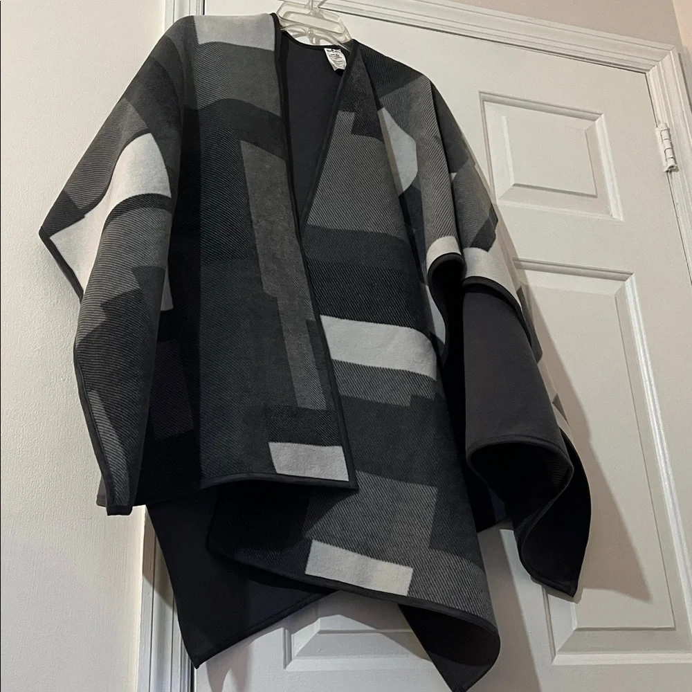 Reversible Woolrich Black & Gray Patterned Cape - Picture 5 of 15